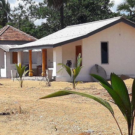 Half Moon Beach Resort Addaippallam Exterior foto